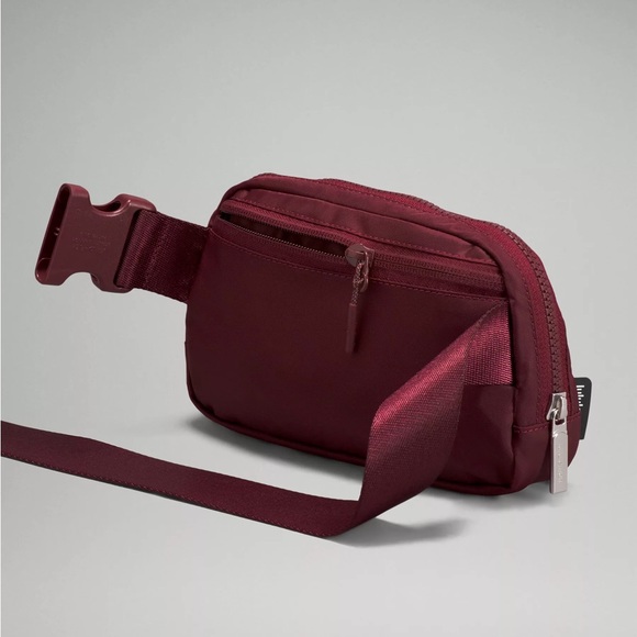 NEW Lululemon Everywhere Belt Bag - Red Merlot - Picture 3 of 3